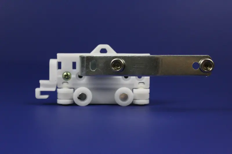 Right-Side Master Carrier With Dual Female Snap Connectors On Arm 1